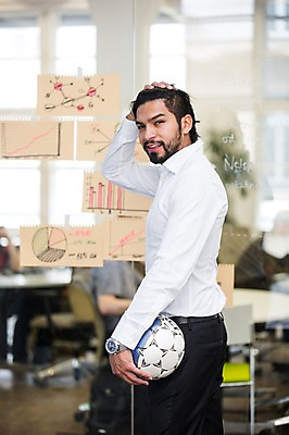 포토 JPG 서양인 외국인 남자 회사 축구공 휴식 실내 한명 서기 들기 상반신 20대 성인 옆모습 사무실 비즈니스맨 성인남자한명만 국내포토 1 뷰포인트 컨셉 비즈니스 공 축구용품 모션 사람 인종 청년 내부 직장인 남자한명만 성인남자만 파일형식