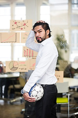 포토 JPG 서양인 외국인 남자 회사 축구공 휴식 실내 한명 서기 들기 상반신 20대 성인 옆모습 사무실 비즈니스맨 성인남자한명만 국내포토 1 뷰포인트 컨셉 비즈니스 공 축구용품 모션 사람 인종 청년 내부 직장인 남자한명만 성인남자만 파일형식
