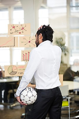 포토 JPG 서양인 외국인 남자 회사 축구공 휴식 실내 한명 서기 들기 상반신 20대 성인 뒷모습 사무실 비즈니스맨 성인남자한명만 국내포토 1 뷰포인트 컨셉 비즈니스 공 축구용품 모션 사람 인종 청년 내부 직장인 남자한명만 성인남자만 파일형식