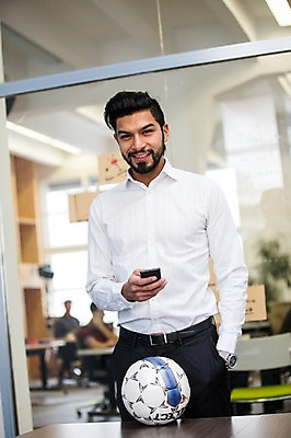 포토 JPG 서양인 외국인 남자 회사 축구공 휴식 실내 한명 서기 미소 들기 상반신 20대 성인 앞모습 스마트폰 비즈니스맨 성인남자한명만 국내포토 1 뷰포인트 컨셉 비즈니스 공 축구용품 모션 표정 사람 인종 청년 내부 핸드폰 스마트기기 직장인 남자한명만 성인남자만 파일형식
