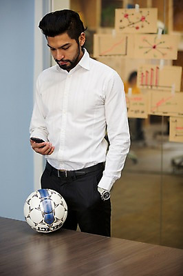 포토 JPG 서양인 외국인 남자 회사 축구공 휴식 실내 한명 서기 미소 들기 상반신 20대 성인 앞모습 스마트폰 비즈니스맨 성인남자한명만 국내포토 1 뷰포인트 컨셉 비즈니스 공 축구용품 모션 표정 사람 인종 청년 내부 핸드폰 스마트기기 직장인 남자한명만 성인남자만 파일형식