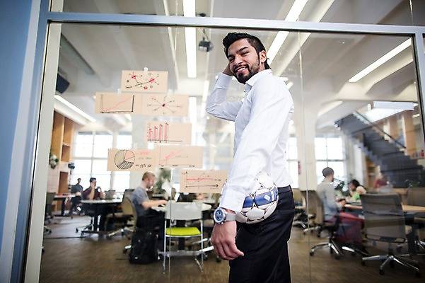 포토 JPG 서양인 외국인 남자 회사 축구공 휴식 실내 한명 서기 미소 들기 상반신 20대 성인 옆모습 사무실 비즈니스맨 즐거움 성인남자한명만 국내포토 1 감정 뷰포인트 컨셉 비즈니스 공 축구용품 모션 표정 사람 인종 청년 내부 직장인 남자한명만 성인남자만 파일형식