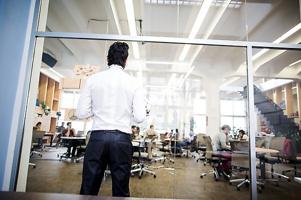 포토 JPG 서양인 외국인 남자 회사 휴식 실내 한명 서기 상반신 20대 성인 뒷모습 사무실 비즈니스맨 성인남자한명만 국내포토 1 뷰포인트 컨셉 비즈니스 모션 사람 인종 청년 내부 직장인 남자한명만 성인남자만 파일형식