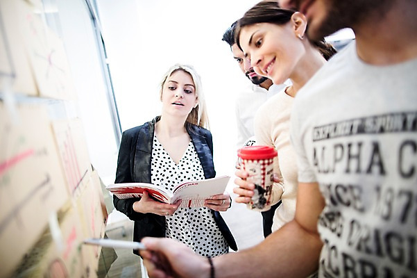 포토 JPG 서양인 외국인 여자 남자 회사 회의 협력 실내 서기 여러명 상반신 20대 성인 옆모습 사무실 비즈니스맨 비즈니스우먼 동료 국내포토 뷰포인트 다수 비즈니스 관계 모션 사람 인종 청년 내부 직장인 파일형식