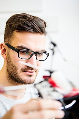 포토 JPG 서양인 외국인 남자 실내 실험 한명 들기 상반신 20대 성인 앞모습 사무실 모형 비즈니스맨 헬리콥터 집중 성인남자한명만 국내포토 1 뷰포인트 컨셉 비즈니스 모션 비행기 사람 인종 청년 내부 직장인 남자한명만 성인남자만 파일형식