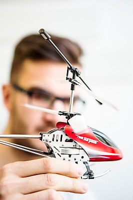 포토 JPG 서양인 외국인 남자 실내 실험 한명 들기 상반신 20대 성인 앞모습 아웃포커스 사무실 모형 비즈니스맨 헬리콥터 집중 성인남자한명만 국내포토 1 뷰포인트 컨셉 비즈니스 모션 비행기 촬영기법 사람 인종 청년 내부 직장인 남자한명만 성인남자만 파일형식