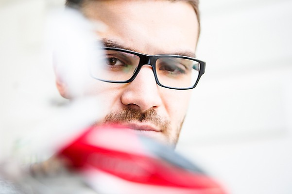 포토 JPG 서양인 외국인 남자 실내 실험 한명 들기 상반신 20대 성인 앞모습 사무실 모형 비즈니스맨 헬리콥터 집중 성인남자한명만 국내포토 1 뷰포인트 컨셉 비즈니스 모션 비행기 사람 인종 청년 내부 직장인 남자한명만 성인남자만 파일형식