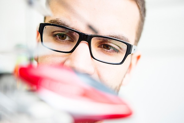 포토 JPG 서양인 외국인 남자 실내 실험 한명 들기 상반신 20대 성인 앞모습 사무실 모형 비즈니스맨 헬리콥터 집중 성인남자한명만 국내포토 1 뷰포인트 컨셉 비즈니스 모션 비행기 사람 인종 청년 내부 직장인 남자한명만 성인남자만 파일형식