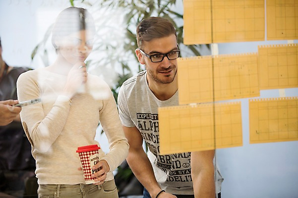 포토 JPG 서양인 외국인 여자 남자 회의 협력 실내 서기 상반신 20대 성인 두명 앞모습 사무실 자료 비즈니스맨 비즈니스우먼 동료 국내포토 뷰포인트 비즈니스 관계 모션 사람 인종 청년 내부 직장인 파일형식