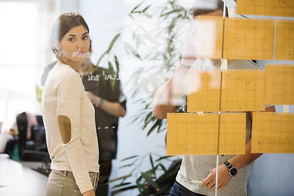 포토 JPG 서양인 외국인 여자 남자 회의 협력 실내 서기 상반신 20대 성인 두명 앞모습 사무실 자료 비즈니스맨 비즈니스우먼 동료 국내포토 뷰포인트 비즈니스 관계 모션 사람 인종 청년 내부 직장인 파일형식