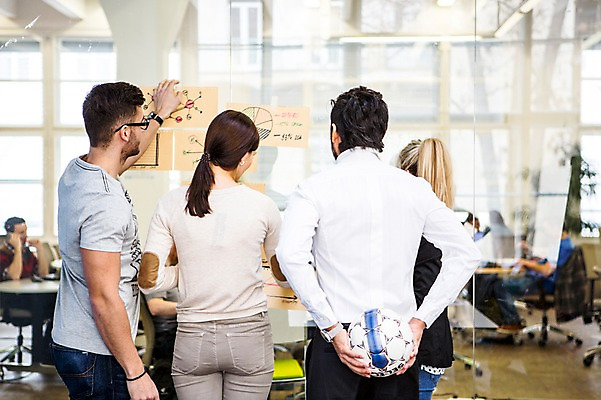 포토 JPG 서양인 외국인 여자 남자 회사 축구공 회의 협력 실내 서기 들기 여러명 상반신 20대 성인 뒷모습 사무실 비즈니스맨 비즈니스우먼 동료 국내포토 뷰포인트 다수 비즈니스 공 축구용품 관계 모션 사람 인종 청년 내부 직장인 파일형식