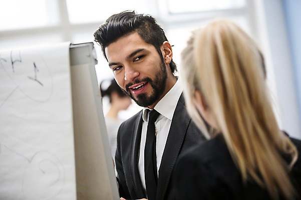 포토 JPG 서양인 외국인 여자 남자 회의 협력 실내 대화 서기 상반신 20대 성인 두명 앞모습 뒷모습 사무실 비즈니스맨 비즈니스우먼 동료 국내포토 뷰포인트 비즈니스 관계 모션 말하기 사람 인종 청년 내부 직장인 파일형식