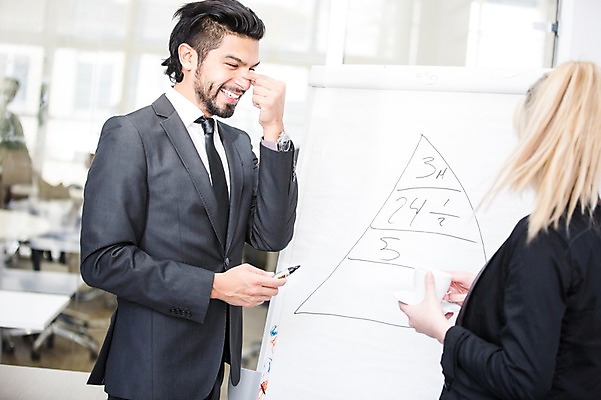 포토 JPG 서양인 외국인 여자 남자 회의 협력 실내 서기 상반신 20대 성인 두명 옆모습 사무실 자료 비즈니스맨 비즈니스우먼 동료 국내포토 뷰포인트 비즈니스 관계 모션 사람 인종 청년 내부 직장인 파일형식