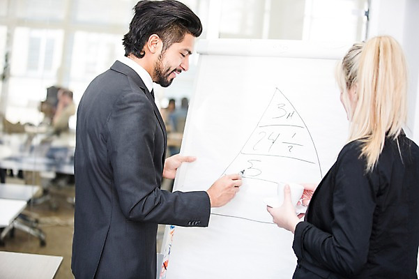 포토 JPG 서양인 외국인 여자 남자 회의 협력 실내 서기 상반신 20대 성인 두명 옆모습 사무실 자료 비즈니스맨 비즈니스우먼 동료 국내포토 뷰포인트 비즈니스 관계 모션 사람 인종 청년 내부 직장인 파일형식