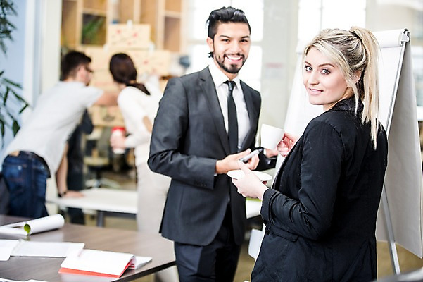 포토 JPG 서양인 외국인 여자 남자 회사 회의 협력 실내 대화 서기 여러명 상반신 20대 성인 옆모습 뒷모습 사무실 비즈니스맨 비즈니스우먼 국내포토 뷰포인트 다수 비즈니스 모션 말하기 사람 인종 청년 내부 직장인 파일형식