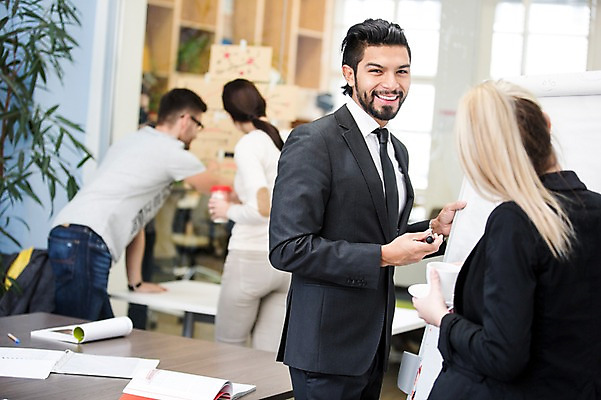 포토 JPG 서양인 외국인 여자 남자 회사 회의 협력 실내 대화 서기 여러명 상반신 20대 성인 옆모습 뒷모습 사무실 비즈니스맨 비즈니스우먼 리더 팀장 국내포토 뷰포인트 다수 비즈니스 모션 말하기 사람 인종 청년 내부 직장인 파일형식