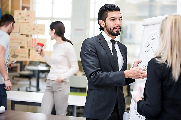 포토 JPG 서양인 외국인 여자 남자 회사 회의 협력 실내 대화 서기 여러명 상반신 20대 성인 옆모습 뒷모습 사무실 비즈니스맨 비즈니스우먼 국내포토 뷰포인트 다수 비즈니스 모션 말하기 사람 인종 청년 내부 직장인 파일형식