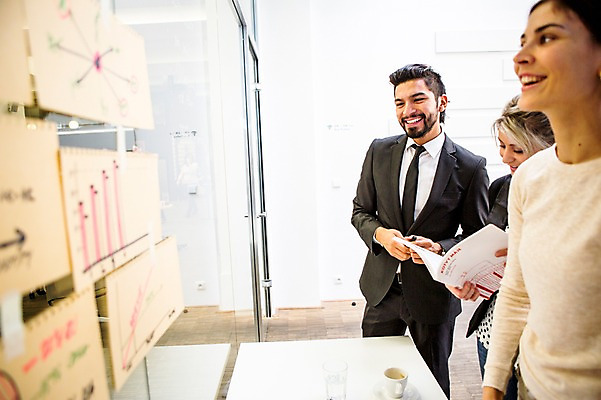 포토 JPG 서양인 외국인 여자 남자 회사 회의 협력 실내 서기 상반신 20대 성인 옆모습 세명 사무실 비즈니스맨 비즈니스우먼 동료 국내포토 뷰포인트 비즈니스 관계 모션 사람 인종 청년 내부 직장인 파일형식