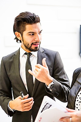 포토 JPG 서양인 외국인 남자 회사 실내 대화 한명 서기 정장 상반신 20대 성인 앞모습 비즈니스맨 집중 성인남자한명만 국내포토 1 옷 뷰포인트 컨셉 비즈니스 모션 말하기 사람 인종 청년 내부 직장인 남자한명만 성인남자만 파일형식