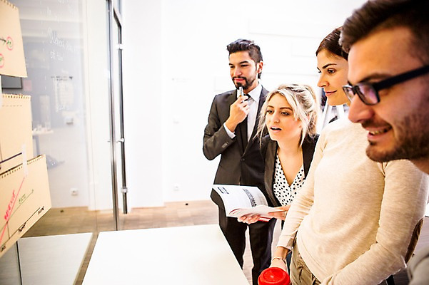 포토 JPG 서양인 외국인 여자 남자 회사 회의 협력 실내 서기 여러명 상반신 20대 성인 옆모습 사무실 비즈니스맨 비즈니스우먼 동료 국내포토 뷰포인트 다수 비즈니스 관계 모션 사람 인종 청년 내부 직장인 파일형식