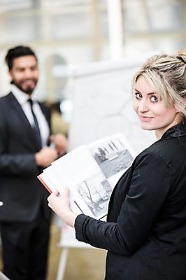 포토 JPG 서양인 외국인 여자 남자 회의 협력 실내 서기 미소 들기 상반신 20대 성인 두명 앞모습 옆모습 아웃포커스 사무실 비즈니스맨 비즈니스우먼 동료 국내포토 뷰포인트 비즈니스 관계 모션 촬영기법 표정 사람 인종 청년 내부 직장인 파일형식