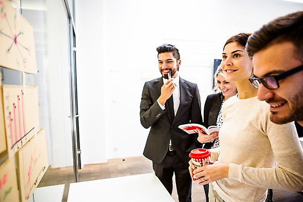 포토 JPG 서양인 외국인 여자 남자 회사 회의 협력 실내 서기 여러명 상반신 20대 성인 옆모습 사무실 비즈니스맨 비즈니스우먼 동료 국내포토 뷰포인트 다수 비즈니스 관계 모션 사람 인종 청년 내부 직장인 파일형식