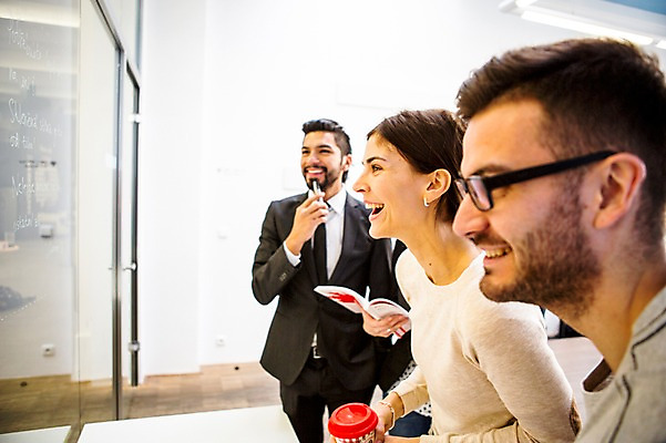 포토 JPG 서양인 외국인 여자 남자 회사 회의 협력 실내 서기 여러명 상반신 20대 성인 옆모습 사무실 비즈니스맨 비즈니스우먼 동료 국내포토 뷰포인트 다수 비즈니스 관계 모션 사람 인종 청년 내부 직장인 파일형식