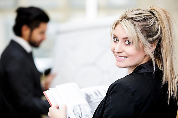 포토 JPG 서양인 외국인 여자 남자 회의 협력 실내 서기 미소 들기 상반신 20대 성인 두명 앞모습 옆모습 아웃포커스 사무실 비즈니스맨 비즈니스우먼 동료 국내포토 뷰포인트 비즈니스 관계 모션 촬영기법 표정 사람 인종 청년 내부 직장인 파일형식