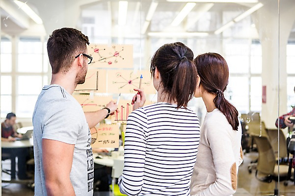 포토 JPG 서양인 외국인 여자 남자 회사 회의 협력 실내 서기 상반신 20대 성인 뒷모습 세명 사무실 비즈니스맨 비즈니스우먼 동료 국내포토 뷰포인트 비즈니스 관계 모션 사람 인종 청년 내부 직장인 파일형식