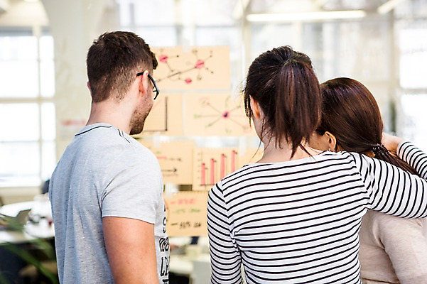 포토 JPG 서양인 외국인 여자 남자 회사 회의 협력 실내 서기 상반신 20대 성인 뒷모습 세명 사무실 비즈니스맨 비즈니스우먼 동료 국내포토 뷰포인트 비즈니스 관계 모션 사람 인종 청년 내부 직장인 파일형식