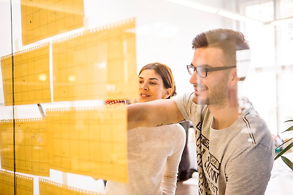 포토 JPG 서양인 외국인 여자 남자 회의 협력 실내 서기 미소 상반신 20대 성인 두명 앞모습 사무실 자료 비즈니스맨 비즈니스우먼 동료 국내포토 뷰포인트 비즈니스 관계 모션 표정 사람 인종 청년 내부 직장인 파일형식