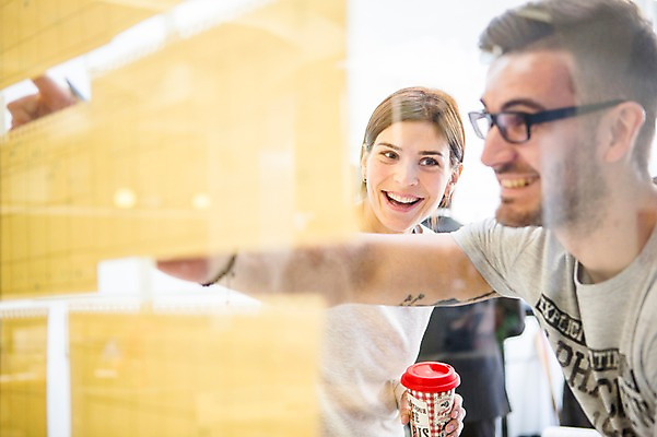 포토 JPG 서양인 외국인 여자 남자 회의 협력 실내 서기 미소 상반신 20대 성인 두명 앞모습 사무실 자료 비즈니스맨 비즈니스우먼 동료 국내포토 뷰포인트 비즈니스 관계 모션 표정 사람 인종 청년 내부 직장인 파일형식