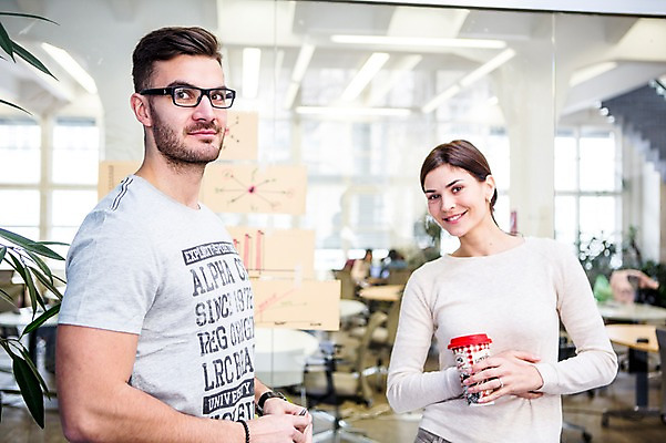 포토 JPG 서양인 외국인 여자 남자 휴식 실내 서기 상반신 20대 성인 두명 앞모습 사무실 비즈니스맨 비즈니스우먼 동료 국내포토 뷰포인트 컨셉 비즈니스 관계 모션 사람 인종 청년 내부 직장인 파일형식