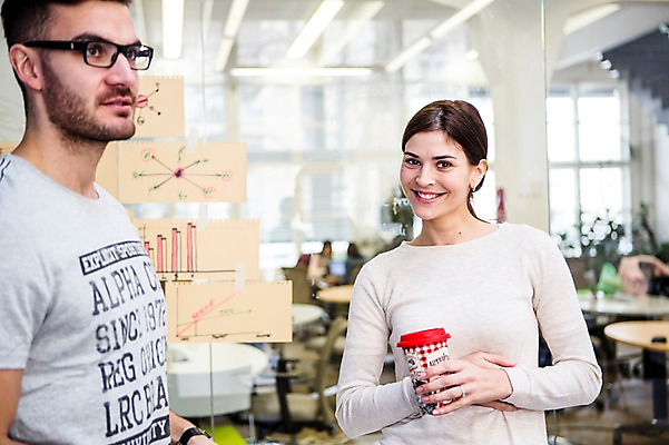 포토 JPG 서양인 외국인 여자 남자 휴식 실내 서기 상반신 20대 성인 두명 앞모습 사무실 비즈니스맨 비즈니스우먼 동료 국내포토 뷰포인트 컨셉 비즈니스 관계 모션 사람 인종 청년 내부 직장인 파일형식