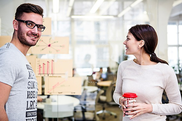 포토 JPG 서양인 외국인 여자 남자 휴식 실내 서기 상반신 20대 성인 두명 앞모습 사무실 비즈니스맨 비즈니스우먼 동료 국내포토 뷰포인트 컨셉 비즈니스 관계 모션 사람 인종 청년 내부 직장인 파일형식