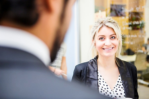 포토 JPG 서양인 외국인 여자 남자 협력 실내 대화 서기 상반신 20대 성인 두명 앞모습 뒷모습 사무실 비즈니스맨 비즈니스우먼 동료 국내포토 뷰포인트 비즈니스 관계 모션 말하기 사람 인종 청년 내부 직장인 파일형식