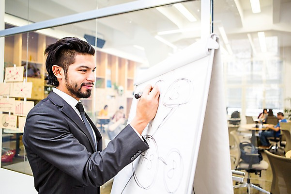 포토 JPG 서양인 외국인 남자 회사 휴식 실내 한명 서기 미소 정장 상반신 20대 성인 앞모습 비즈니스맨 성인남자한명만 국내포토 1 옷 뷰포인트 컨셉 비즈니스 모션 표정 사람 인종 청년 내부 직장인 남자한명만 성인남자만 파일형식