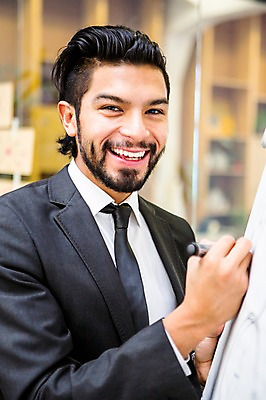 포토 JPG 서양인 외국인 남자 회사 휴식 실내 한명 서기 미소 정장 상반신 20대 성인 앞모습 비즈니스맨 성인남자한명만 국내포토 1 옷 뷰포인트 컨셉 비즈니스 모션 표정 사람 인종 청년 내부 직장인 남자한명만 성인남자만 파일형식