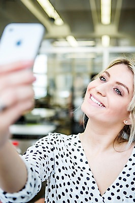 포토 JPG 서양인 외국인 여자 휴식 실내 한명 미소 들기 상반신 20대 성인 앞모습 스마트폰 사무실 비즈니스우먼 셀프카메라 성인여자한명만 국내포토 1 뷰포인트 컨셉 비즈니스 모션 표정 사람 인종 청년 내부 핸드폰 스마트기기 사진촬영 직장인 여자한명만 성인여자만 파일형식