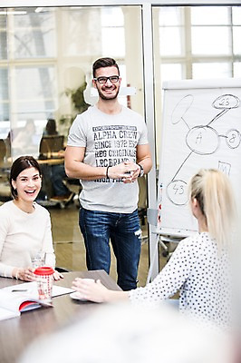 포토 JPG 서양인 외국인 여자 남자 회사 회의 실내 서기 미소 앉기 상반신 20대 성인 앞모습 세명 사무실 비즈니스맨 비즈니스우먼 동료 즐거움 국내포토 감정 뷰포인트 비즈니스 관계 모션 표정 사람 인종 청년 내부 직장인 파일형식