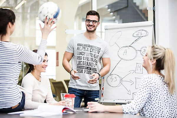 포토 JPG 서양인 외국인 여자 남자 회사 축구공 회의 협력 실내 서기 들기 앉기 여러명 상반신 20대 성인 앞모습 사무실 비즈니스맨 비즈니스우먼 동료 즐거움 리더 팀장 국내포토 감정 뷰포인트 다수 비즈니스 공 축구용품 관계 모션 사람 인종 청년 내부 직장인 파일형식