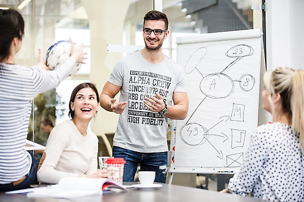 포토 JPG 서양인 외국인 여자 남자 회사 축구공 회의 협력 실내 서기 들기 앉기 여러명 상반신 20대 성인 앞모습 사무실 비즈니스맨 비즈니스우먼 동료 즐거움 리더 팀장 국내포토 감정 뷰포인트 다수 비즈니스 공 축구용품 관계 모션 사람 인종 청년 내부 직장인 파일형식