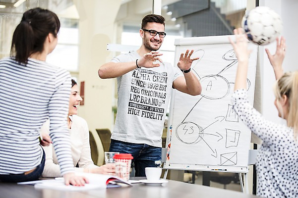 포토 JPG 서양인 외국인 여자 남자 회사 축구공 회의 협력 실내 서기 들기 앉기 여러명 상반신 20대 성인 앞모습 사무실 비즈니스맨 비즈니스우먼 동료 즐거움 리더 팀장 국내포토 감정 뷰포인트 다수 비즈니스 공 축구용품 관계 모션 사람 인종 청년 내부 직장인 파일형식