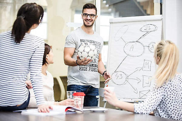 포토 JPG 서양인 외국인 여자 남자 회사 축구공 회의 협력 실내 서기 들기 앉기 여러명 상반신 20대 성인 앞모습 사무실 비즈니스맨 비즈니스우먼 동료 즐거움 리더 팀장 국내포토 감정 뷰포인트 다수 비즈니스 공 축구용품 관계 모션 사람 인종 청년 내부 직장인 파일형식
