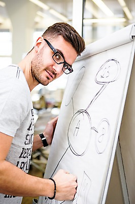 포토 JPG 서양인 외국인 남자 회사 회의 실내 한명 서기 상반신 20대 성인 옆모습 비즈니스맨 발표 집중 회의실 성인남자한명만 국내포토 1 뷰포인트 컨셉 비즈니스 모션 사람 인종 청년 내부 직장인 남자한명만 성인남자만 파일형식