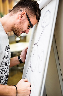 포토 JPG 서양인 외국인 남자 회사 회의 실내 한명 서기 상반신 20대 성인 옆모습 비즈니스맨 발표 집중 회의실 성인남자한명만 국내포토 1 뷰포인트 컨셉 비즈니스 모션 사람 인종 청년 내부 직장인 남자한명만 성인남자만 파일형식