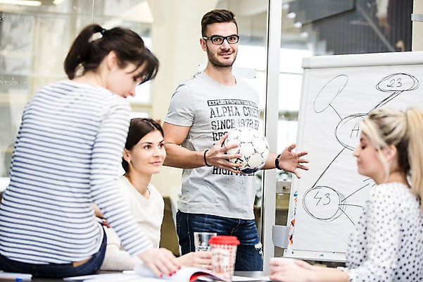포토 JPG 서양인 외국인 여자 남자 회사 축구공 회의 협력 실내 서기 들기 앉기 여러명 상반신 20대 성인 앞모습 사무실 비즈니스맨 비즈니스우먼 동료 즐거움 리더 팀장 국내포토 감정 뷰포인트 다수 비즈니스 공 축구용품 관계 모션 사람 인종 청년 내부 직장인 파일형식