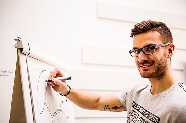 포토 JPG 서양인 외국인 남자 회사 회의 실내 한명 서기 상반신 20대 성인 옆모습 비즈니스맨 발표 집중 회의실 성인남자한명만 국내포토 1 뷰포인트 컨셉 비즈니스 모션 사람 인종 청년 내부 직장인 남자한명만 성인남자만 파일형식