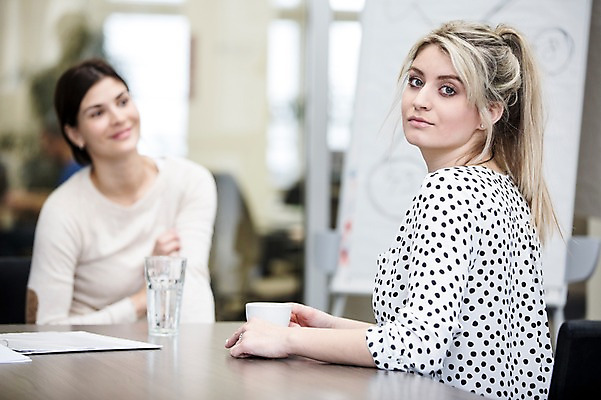포토 JPG 서양인 외국인 여자 휴식 실내 대화 앉기 상반신 20대 성인 두명 앞모습 옆모습 사무실 비즈니스우먼 성인여자만 국내포토 뷰포인트 컨셉 비즈니스 모션 말하기 사람 인종 청년 내부 직장인 여자만 성인만 파일형식