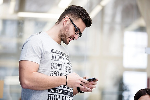 포토 JPG 서양인 외국인 남자 회사 실내 한명 서기 들기 상반신 20대 성인 옆모습 스마트폰 비즈니스맨 집중 성인남자한명만 국내포토 1 뷰포인트 컨셉 비즈니스 모션 사람 인종 청년 내부 핸드폰 스마트기기 직장인 남자한명만 성인남자만 파일형식